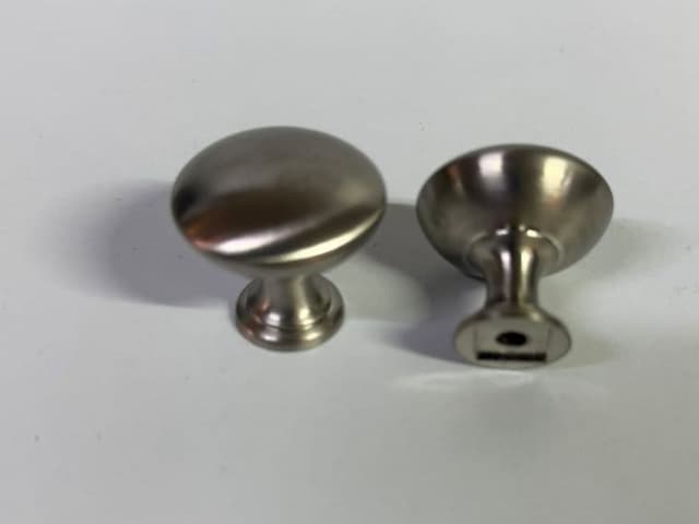 Dos botones de níquel cepillado de Cerrajes, uno de frente y otro enseñando su base