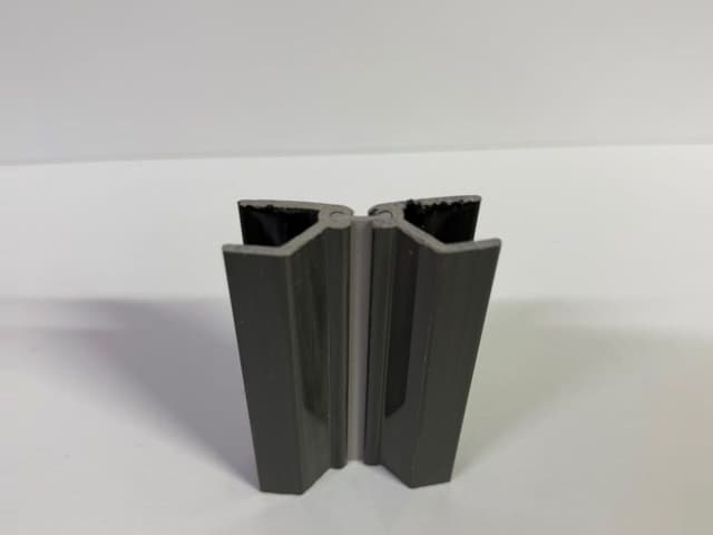 Conector multiángulo de plástico negro para zoclo
