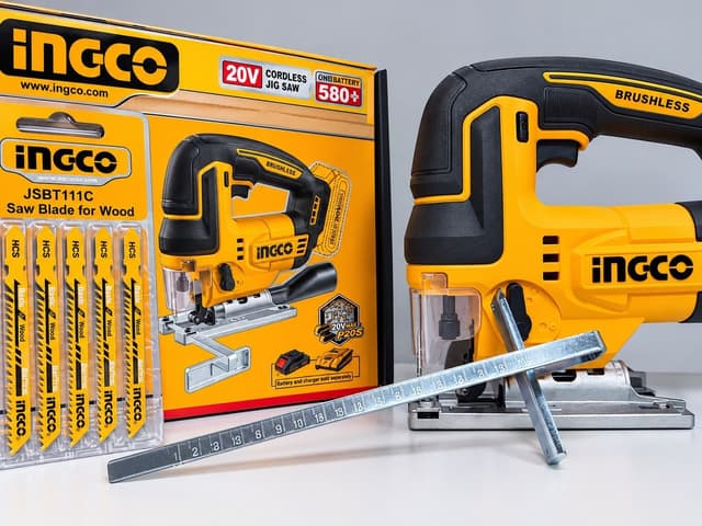 Sierra caladora inalámbrica Ingco de 20 V con su caja, hojas de sierra para madera y la guía de corte